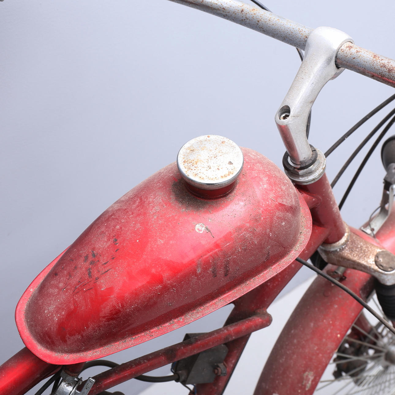 cykel-med-p-h-ngsmotor-2000-tal-fordon-b-tar-delar-motorcyklar