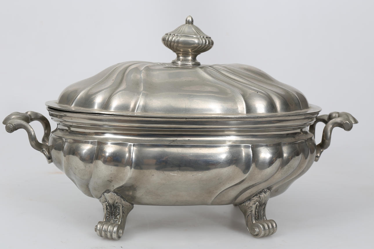 TERRIN MED LOCK, tenn, rokokostil, 1900-tal.