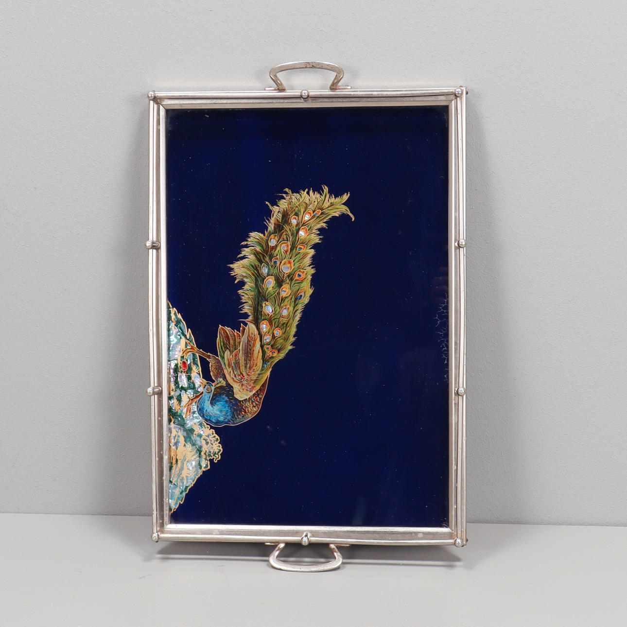 BRICKA dekor med påfågel.