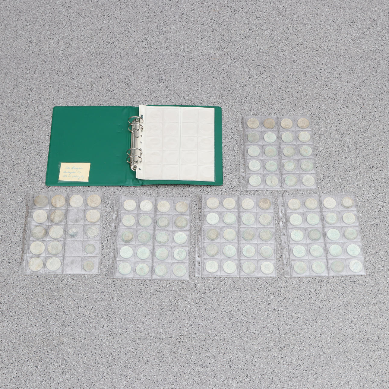 SILBERMÜNZEN IN ALBEN. Gewicht ca. 1350 Gramm.