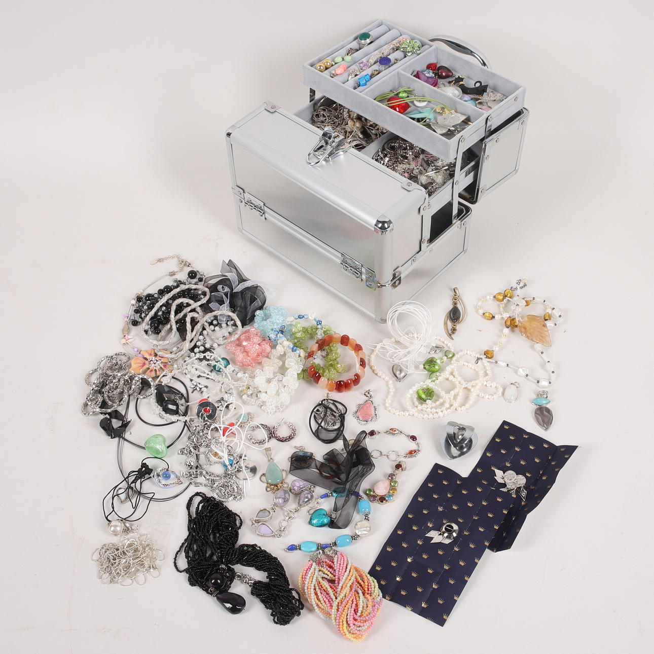 SCHMUCKKÄSTCHEN MIT SCHMUCK, INKL. HALBEDELSTEINEN.