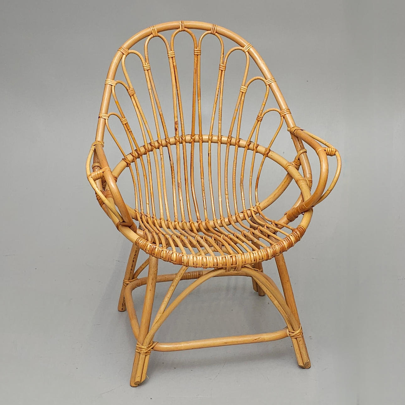 ALTER GARTENSESSEL AUS KORBGEFLECHT.