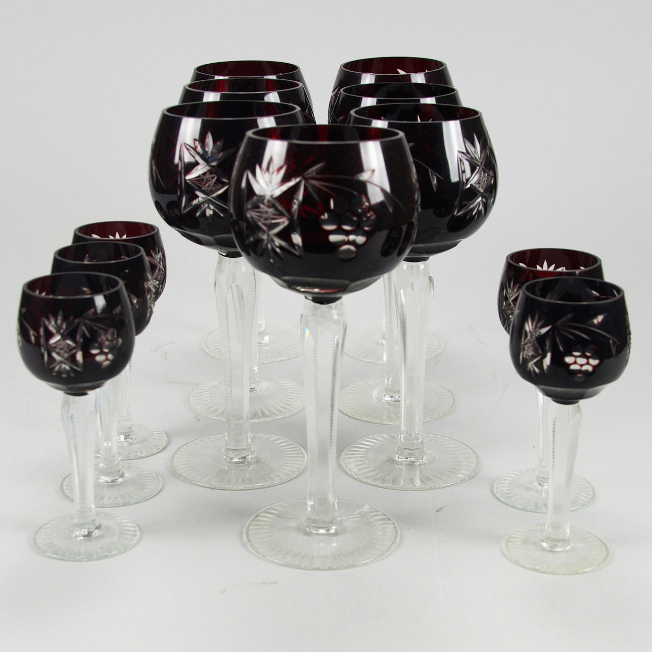 VINGLAS SAMT LIKÖRGLAS, kristall med färgade kupor.