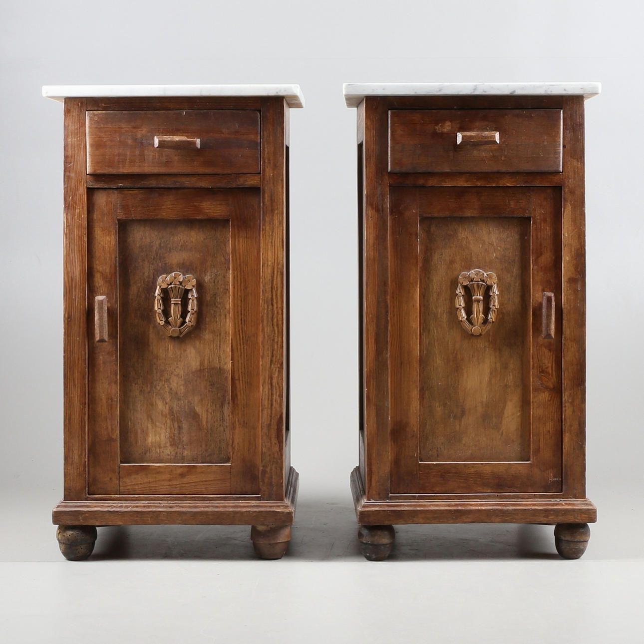SKÅP, ett par, trä och marmor, 1900-tal.