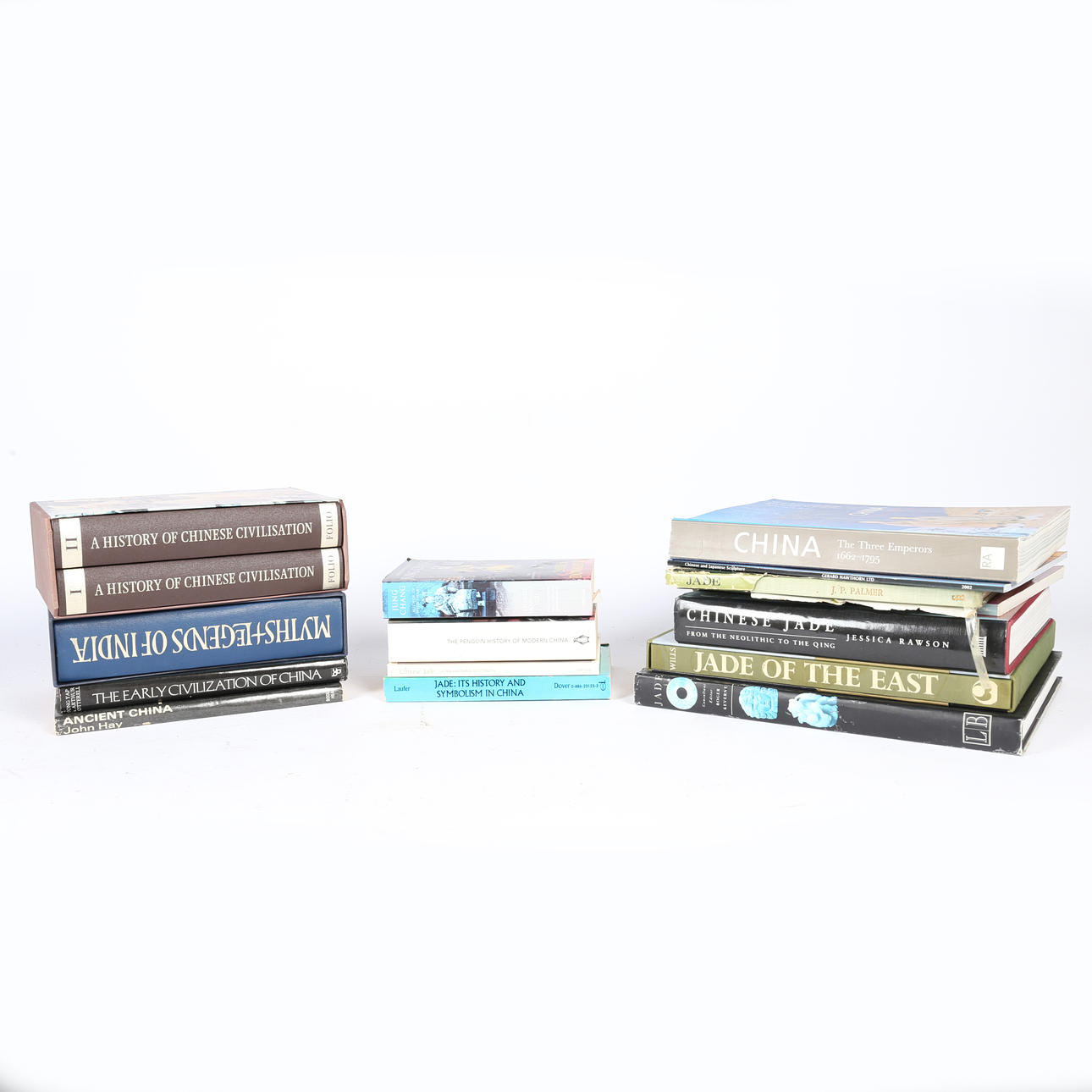 EN SAMLING KINESISKA OCH JADE-RELATERADE BÖCKER.