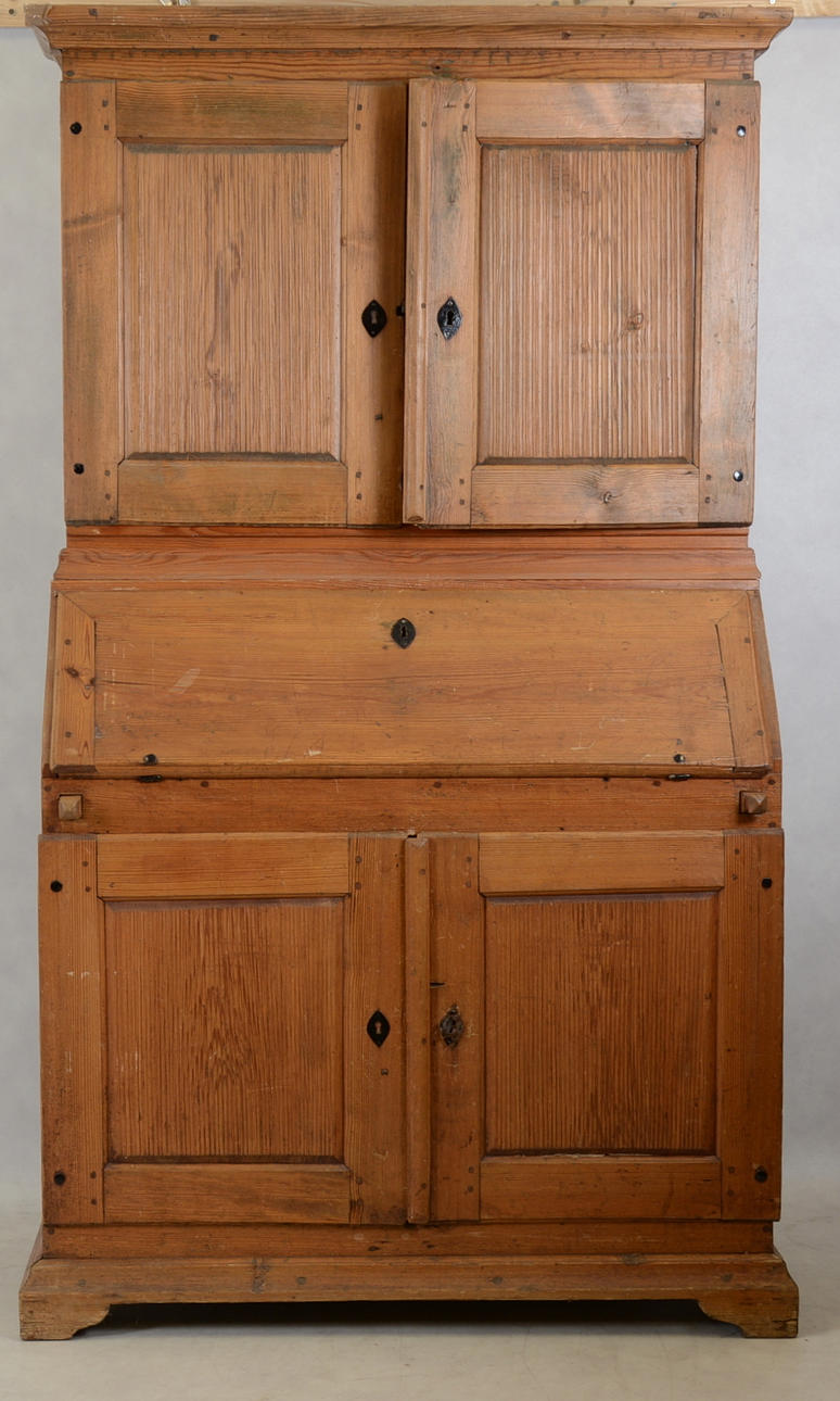 SKRIVSKÅP, gustavianskt, 17/1800-tal, bonad furu.