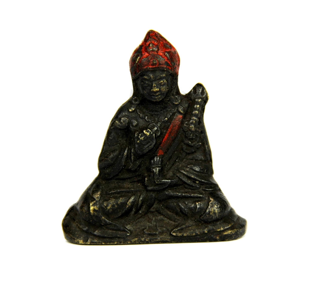 TIBETANSK SITTANDE LAMA TEMPELFIGUR.