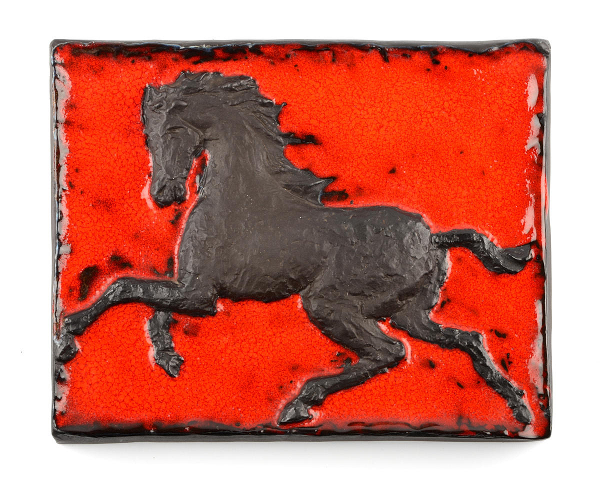 KERAMISKA PLATTOR. Galopperande häst, glasyr fett lava.