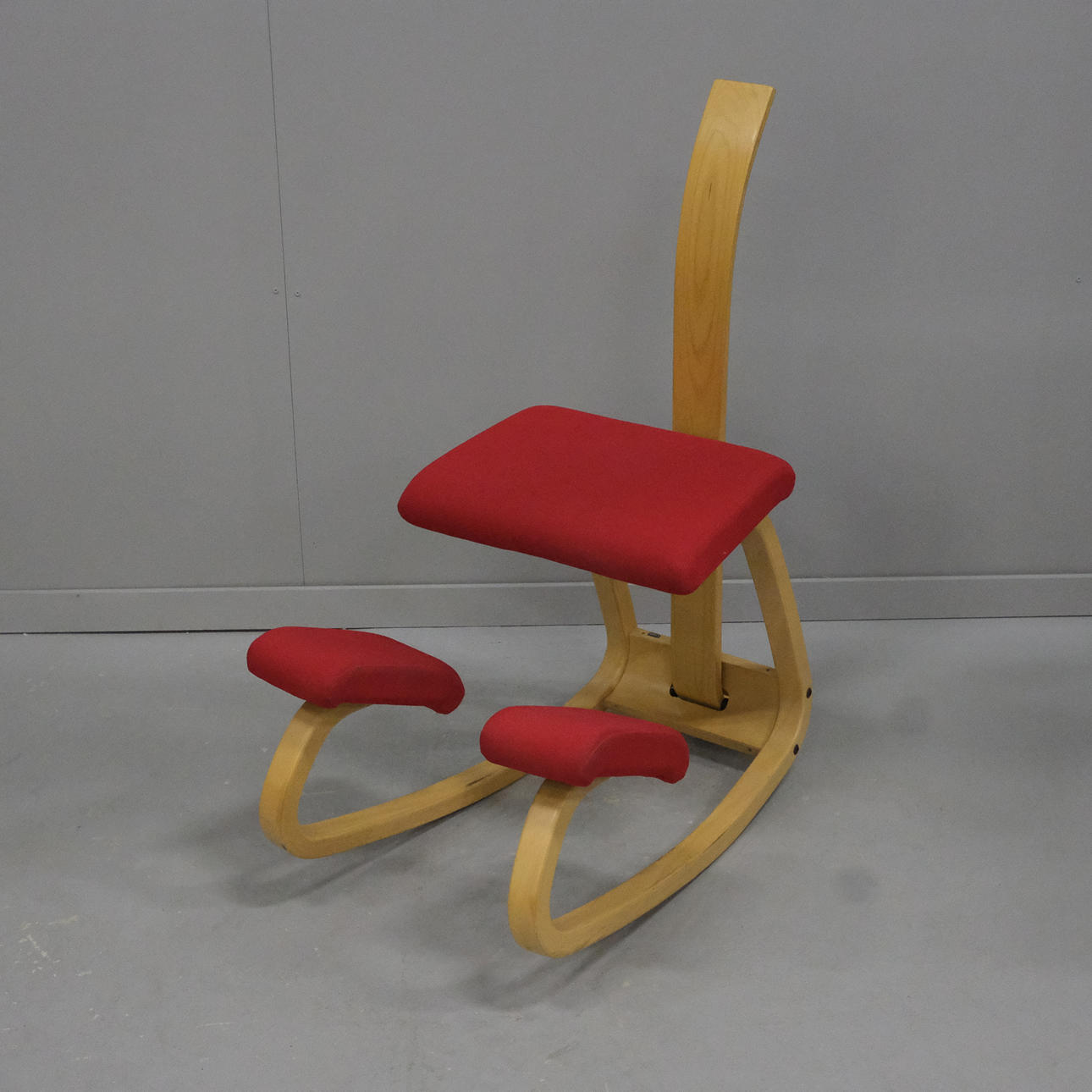 KNÄSTOL, STOKKE "VARIER".