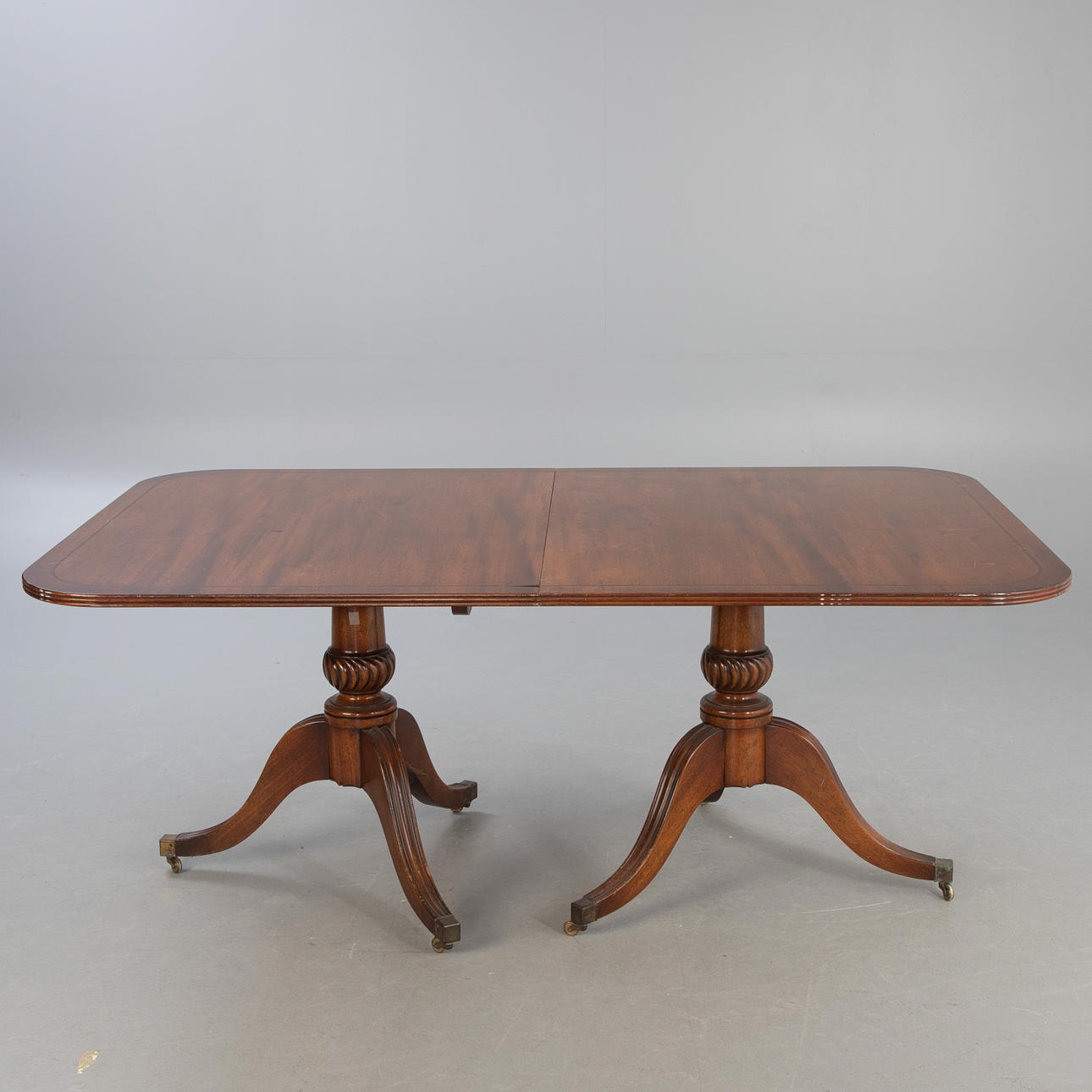 Mesa de comedor inglesa con insertos, caoba, siglo XIX.