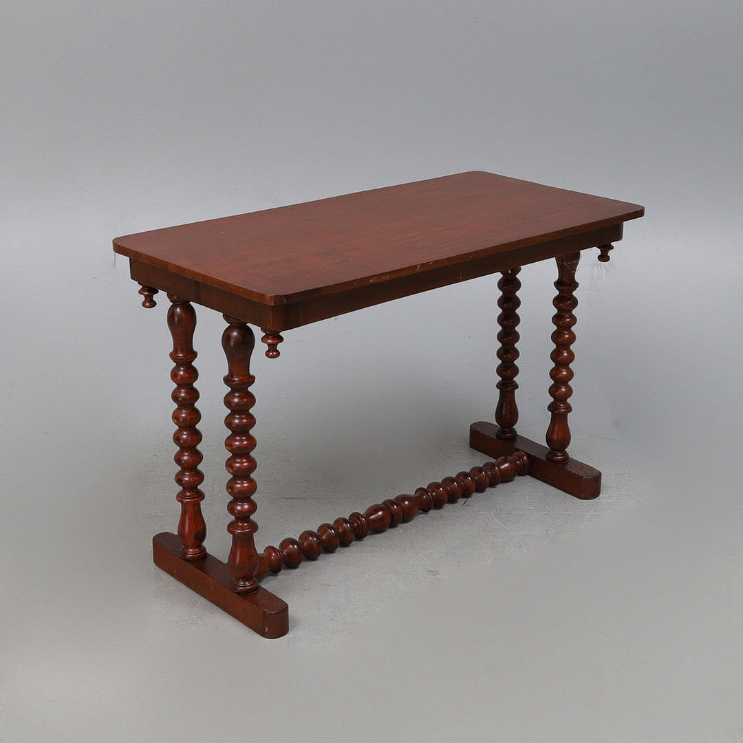 A VICTORIAN MAHOGANY LOW SIDE TABLE, CIRCA 1870.