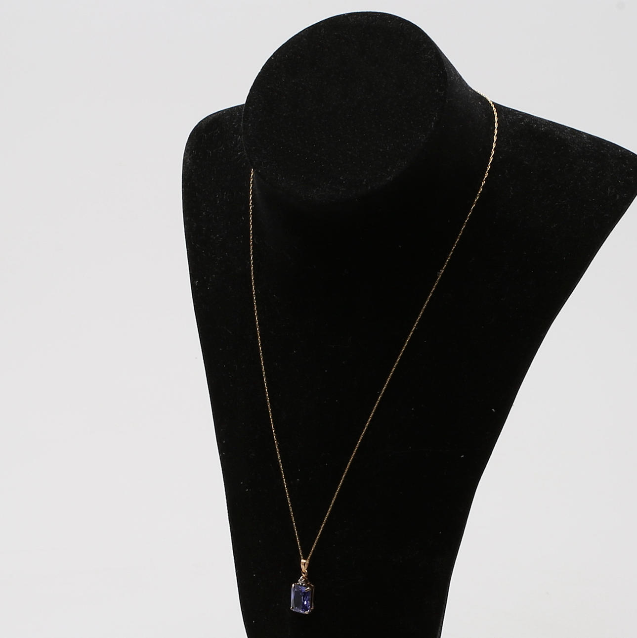 HÄNGE i 10K gulguld besatt med blå zirkon samt tre små diamanter.