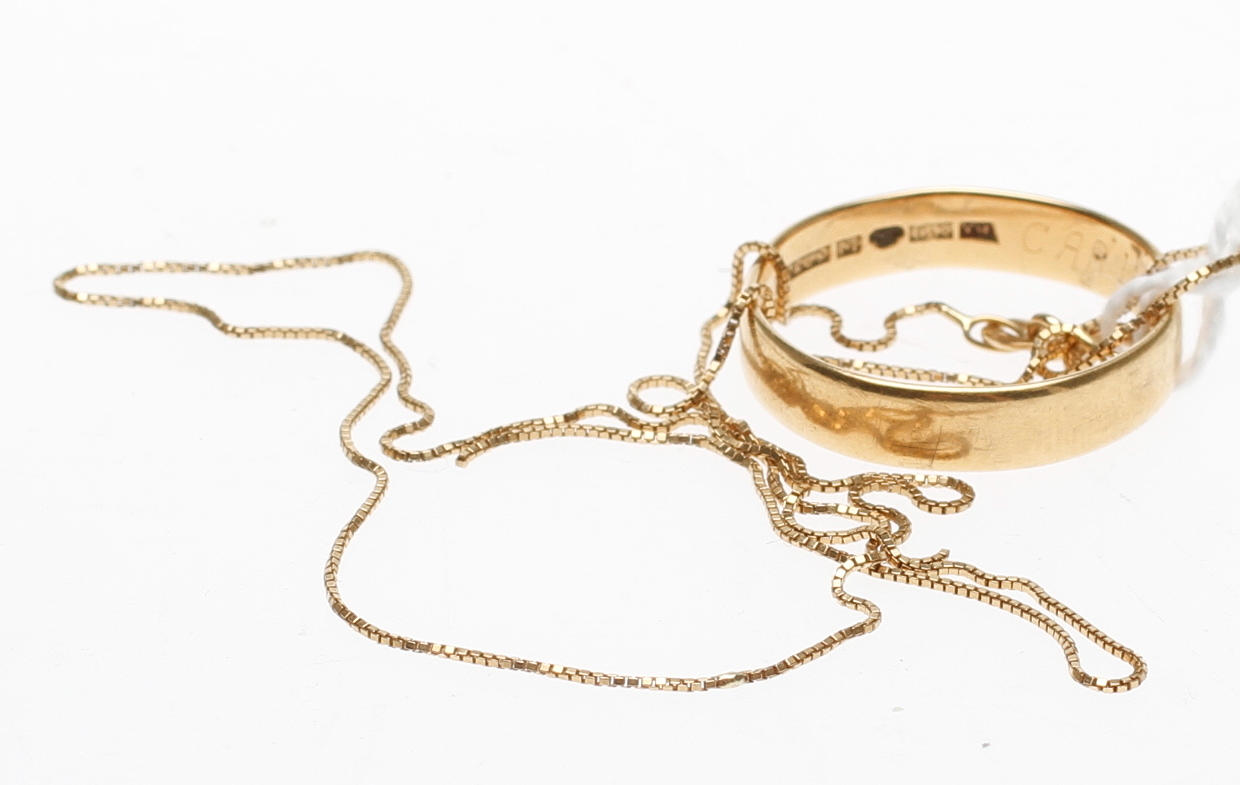 RING samt KEDJA, 18k guld, vikt ca 5,4 gram.