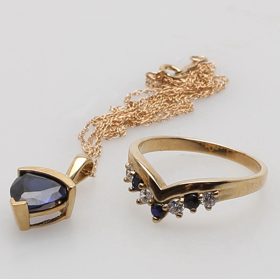 RING samt HÄNGE i 10K gulguld besatt med safirer och zirkoner.