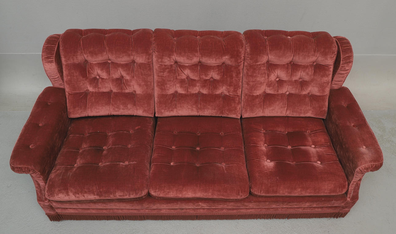 SOFFA, röd plysch, 1900-talets mitt. Möbler - Soffor & Sittgrupper ...