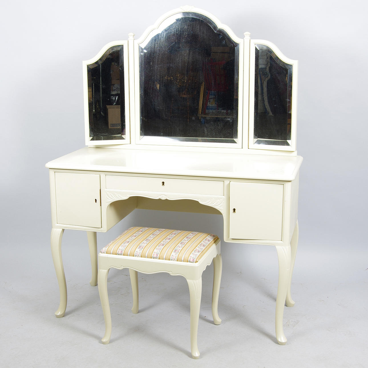 SMINKBORD MED PALL, gråmålat, rokokostil, 1900-tal.