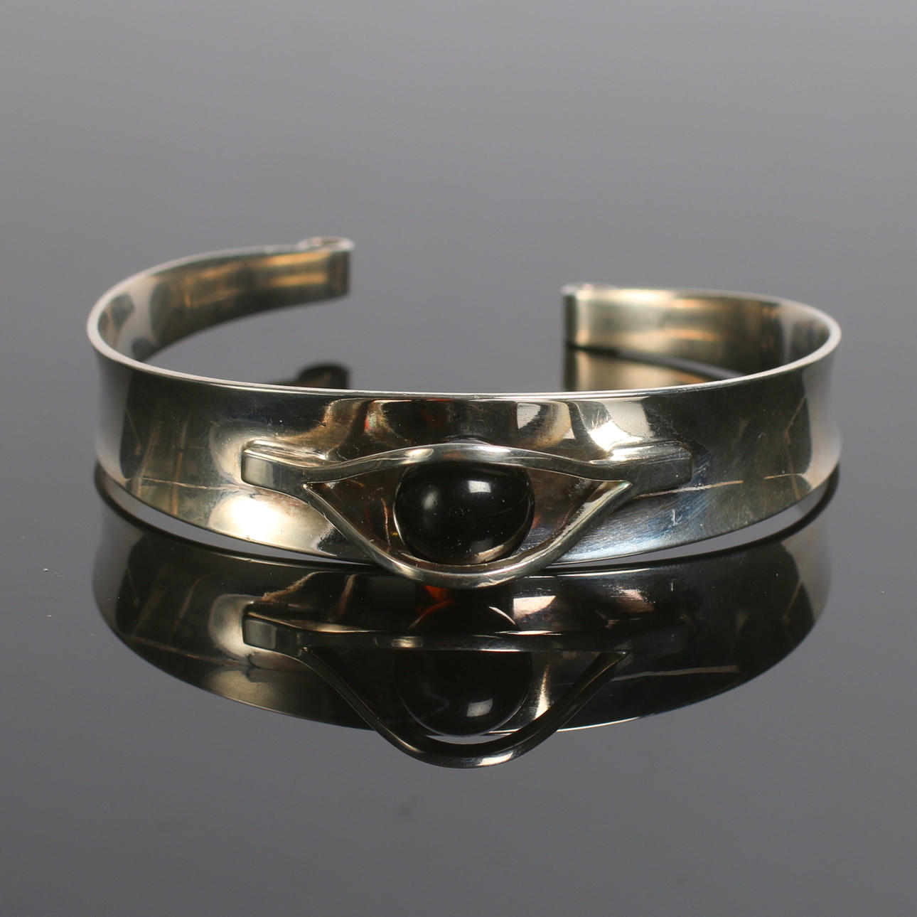 ELIS KAUPPI. Armring, silver och rökkvarts, Kaupittaan Kulta, Åbo, Finland, 1900-tal.