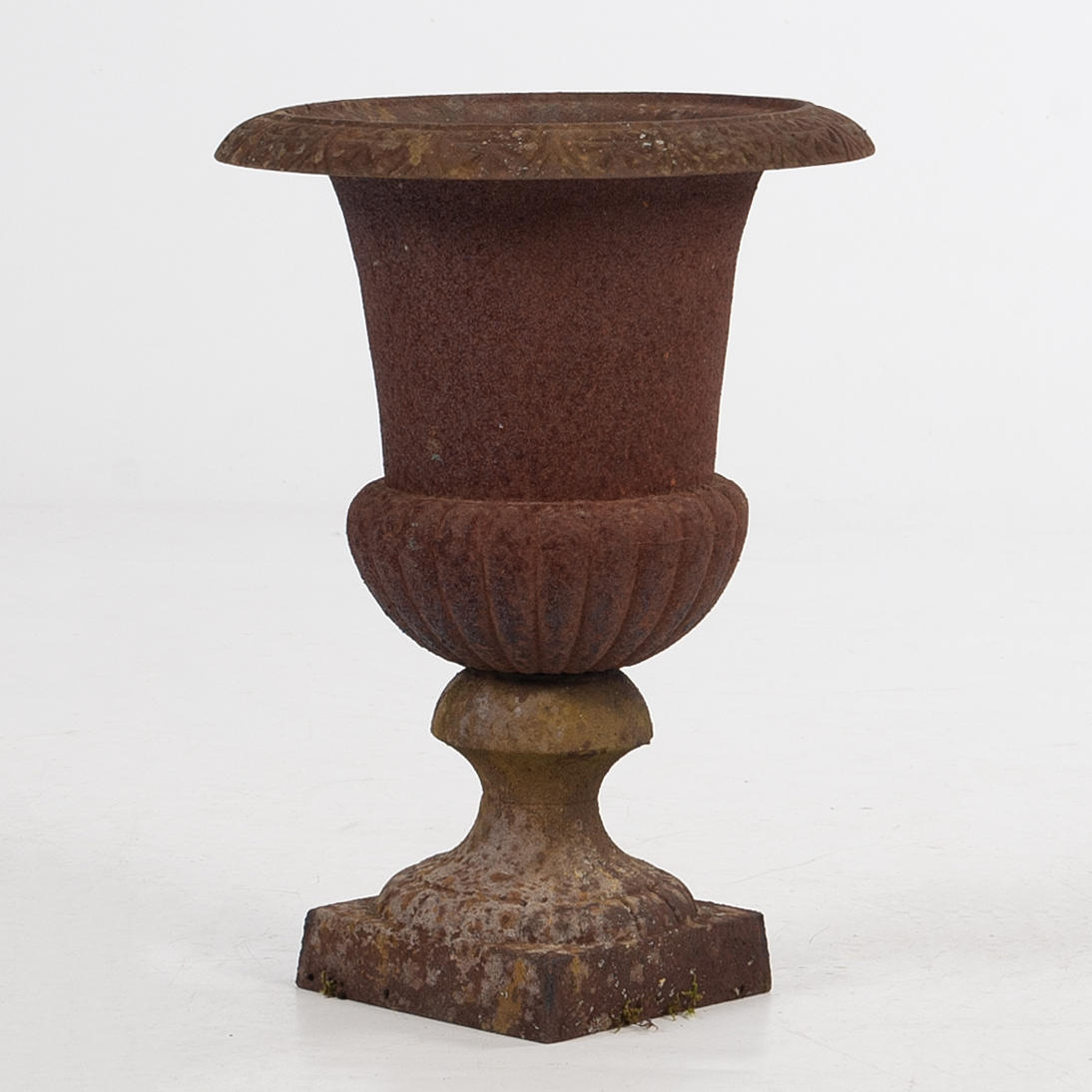 PUUTARHAURNA, valurautaa.