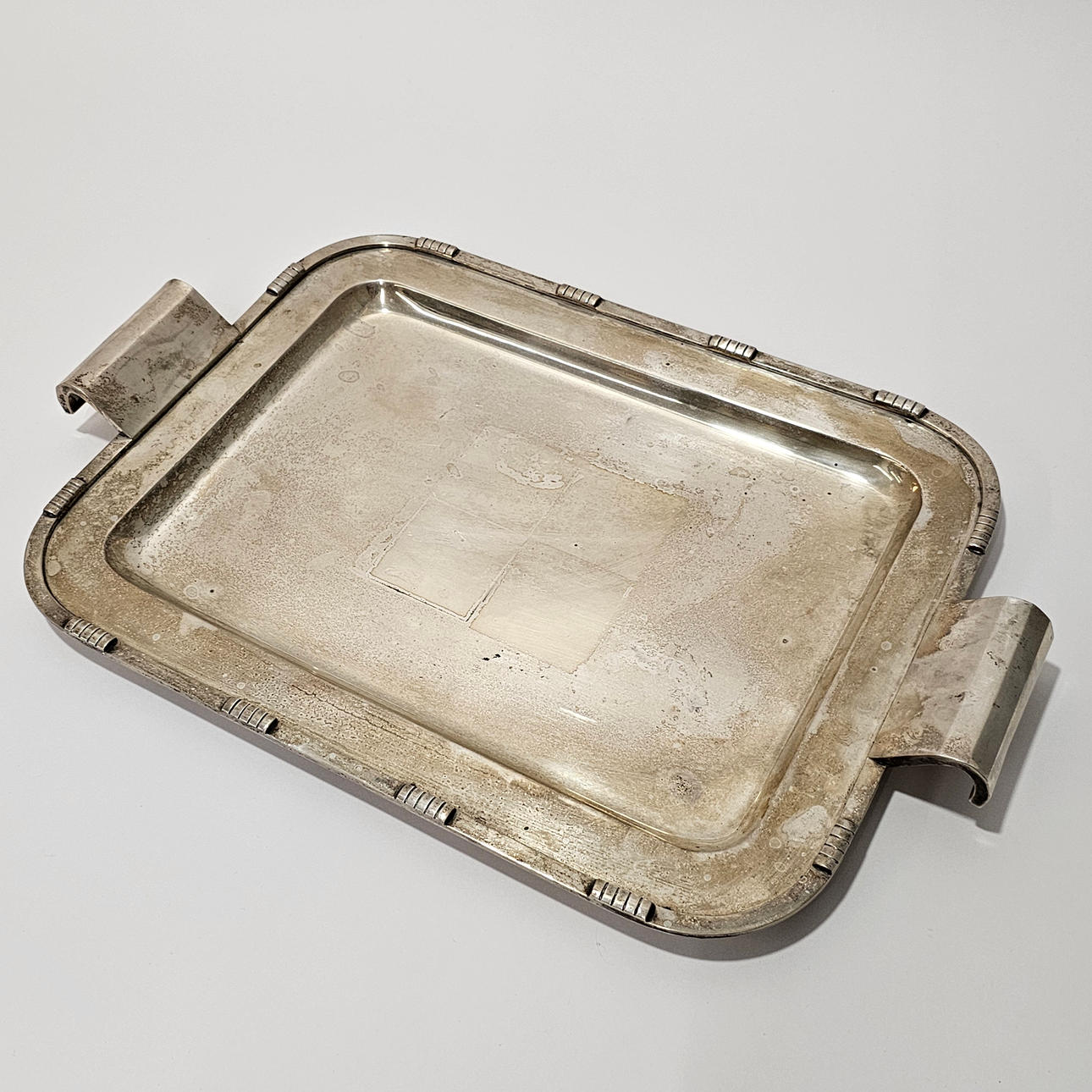 J.ROCA GROSSER SPRINGBRUNNEN MIT GRIFFEN AUS GESTANZTEM SILBER.