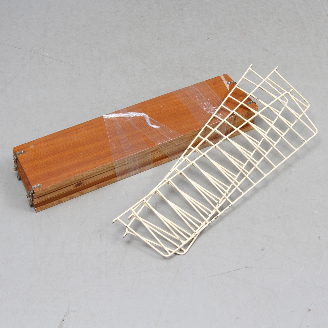 HYLLSYSTEM, Stringmodell, omkring 1900-talets mitt.