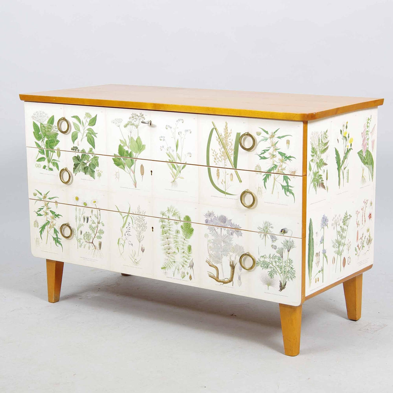 BYRÅ, 3-lådig, alm, klätt med bilder ur, "Nordens Flora" C. A. M. Lidman.