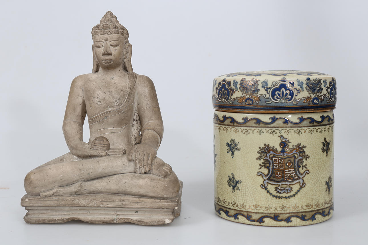 SKULPTUR OCH BURK MED LOCK, sten och porslin, 2 delar, Asien, 1900-tal.