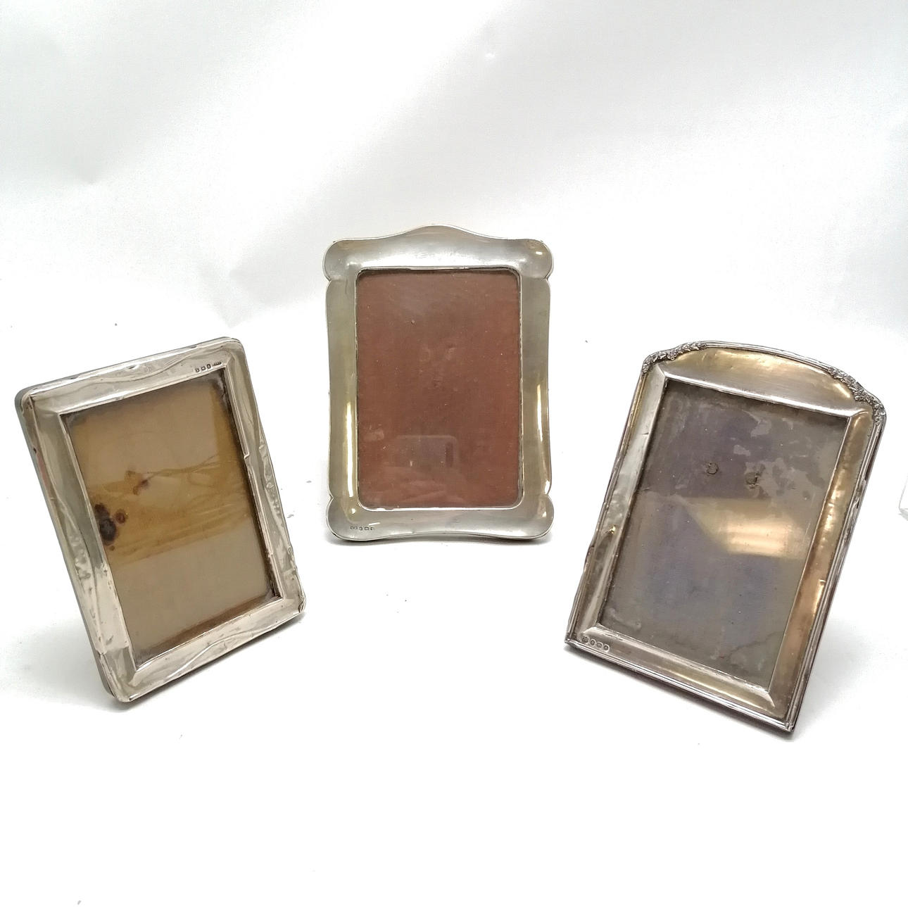 3 x ANTIKKE SØLVFORMEDE FOTORAMMER.