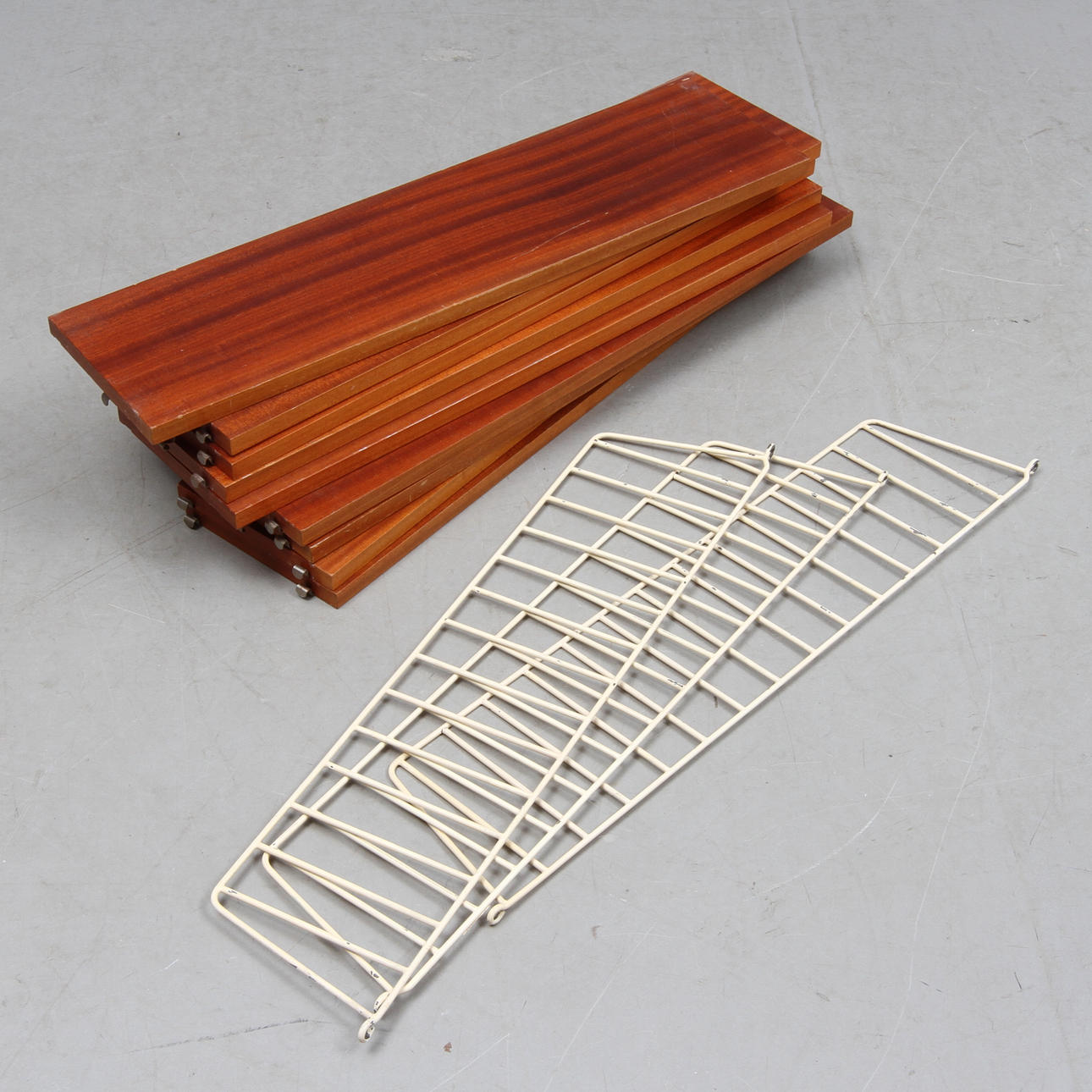 HYLLSYSTEM, Stringmodell, omkring 1900-talets mitt.