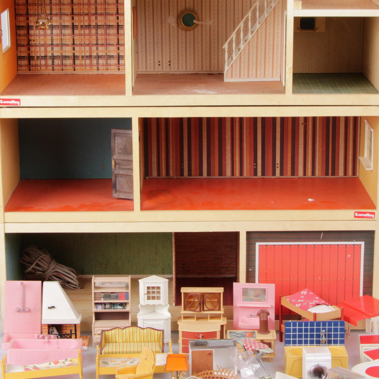 DOCKHUS, samt dockmöbler och dockor, Lundby, 1900-tal.