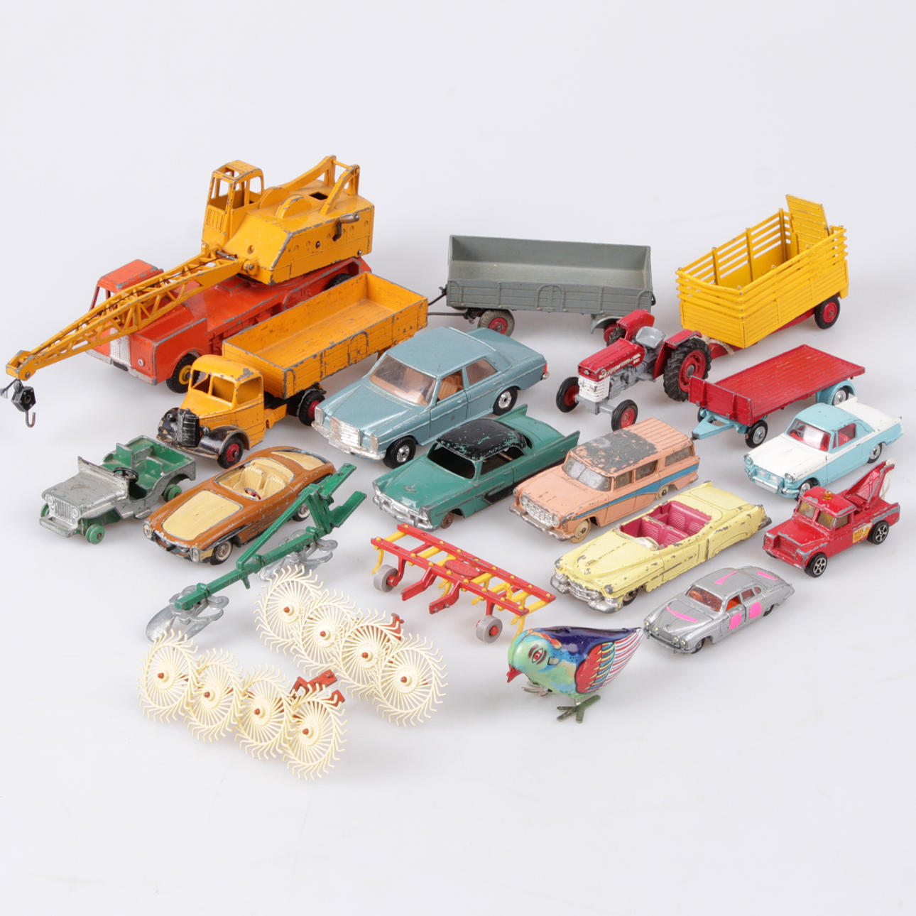 LEKSAKSBILAR, samt uppdragbar plåtfågel, 19 delar, Delvis Corgi samt Dinkey Toys.