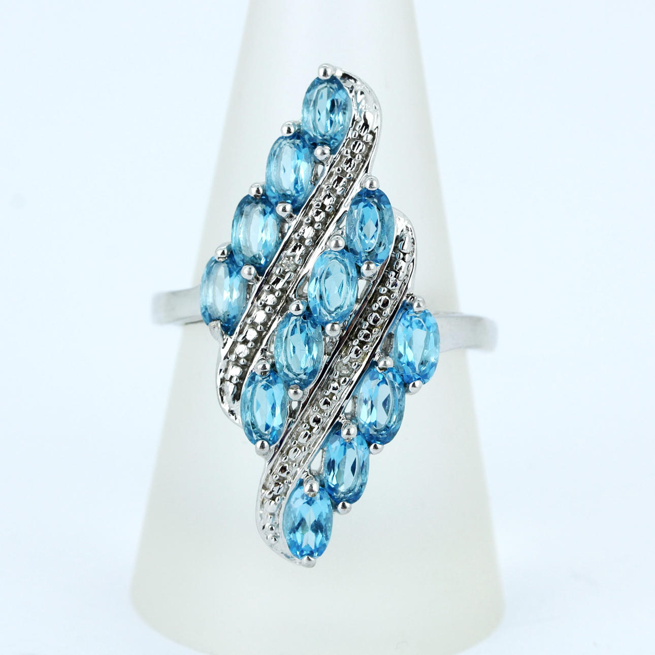 SØLV, BLÅ TOPAS OG DIAMANT RING.