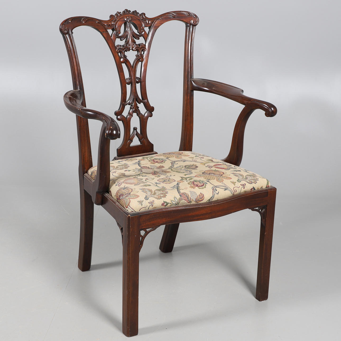 EIN MAHAGONISESSEL IM CHIPPENDALE-STIL.