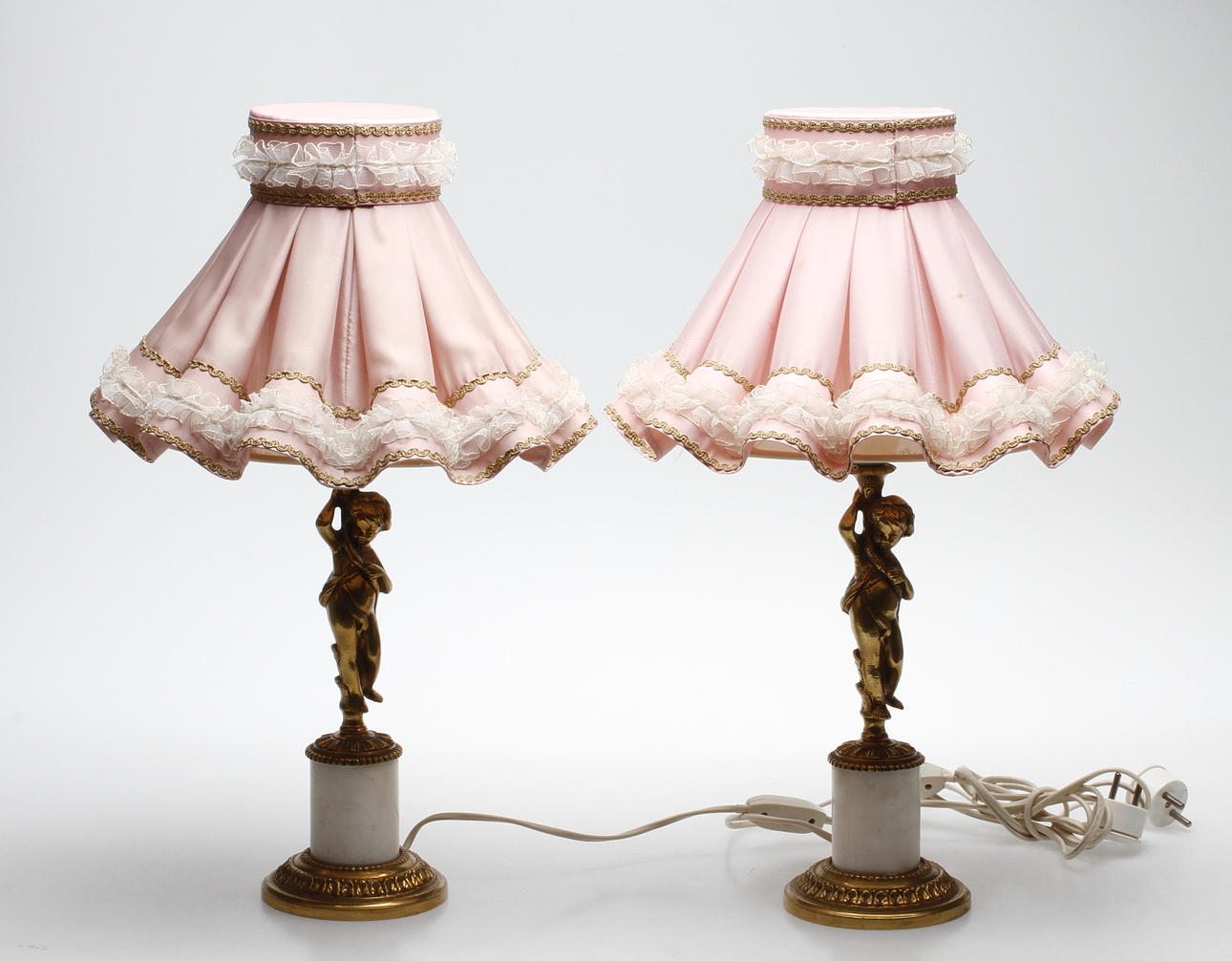 BORDSLAMPOR, ett par, mässing och alabaster, 1900-tal.