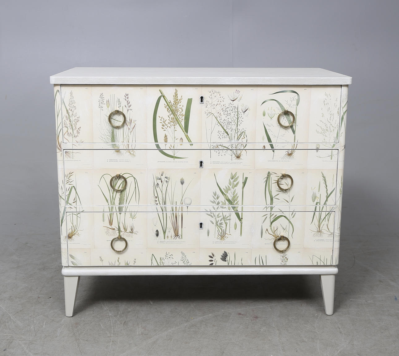 BYRÅ med dekor ur Nordens Flora, omkring 1900-talets mitt.