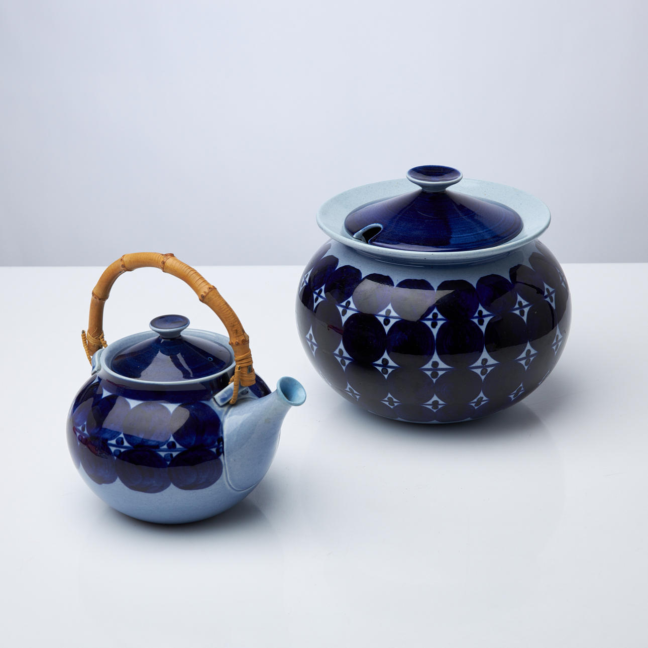 LISA LARSON. Soup tray and teapot, 2 dlr., “Matilda”, flintware, Gustavsberg, marked Lisa L, Gustavsberg.