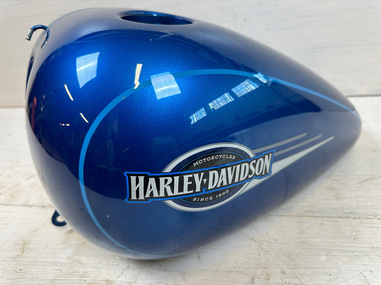 HARLEY DAVIDSON, bensintank, modell FLSTF 2000-tal, USA.