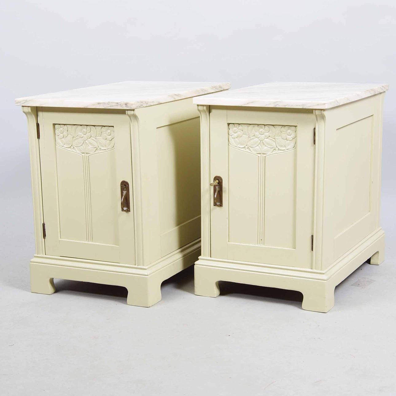 NATTDUKSBORD, 1 par, vitmålade med marmorskiva, jugend.