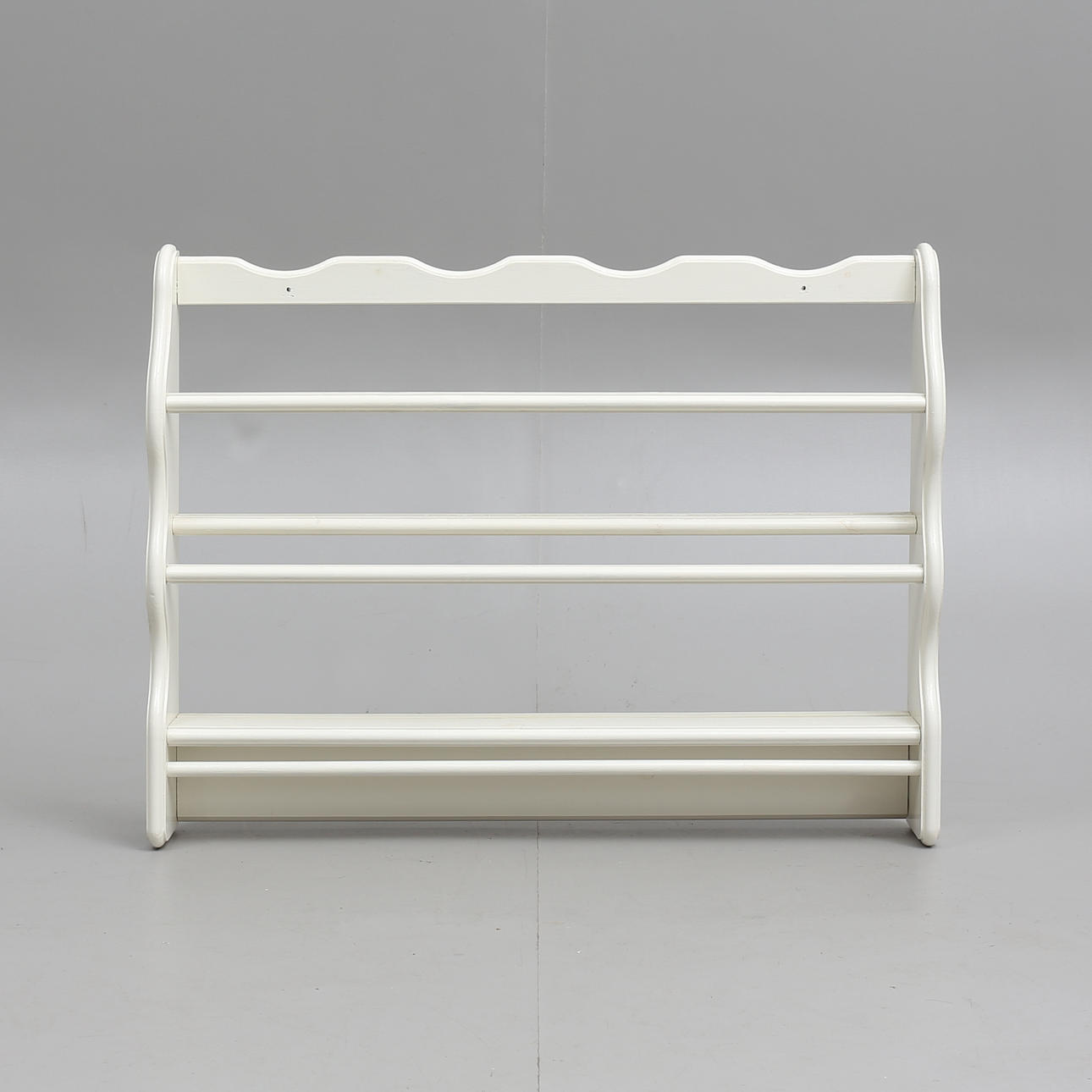 TALLRIKSHYLLA, trä, 1900-tal.