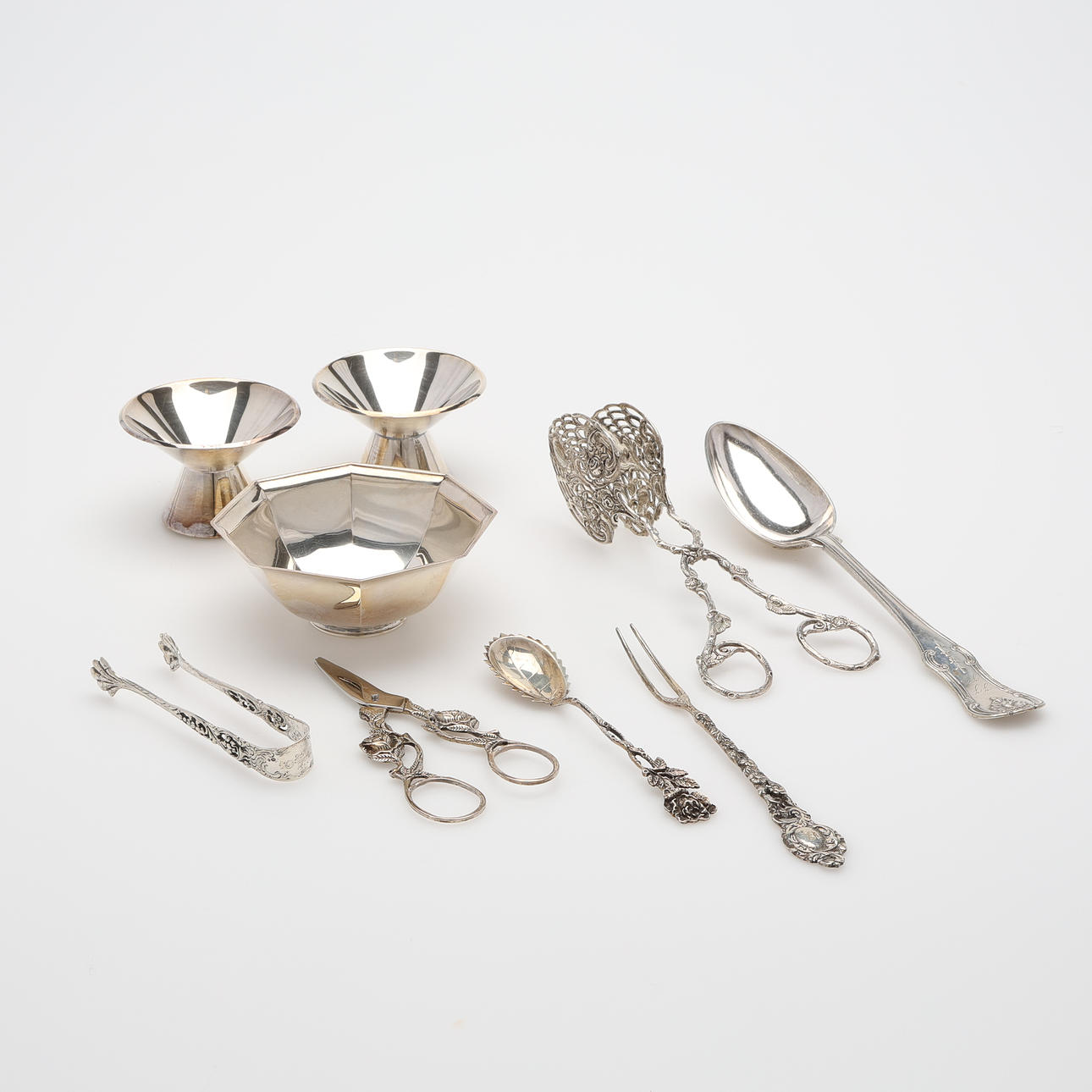 GEGENSTÄNDE AUS SILBER, NEUN STÜCK.