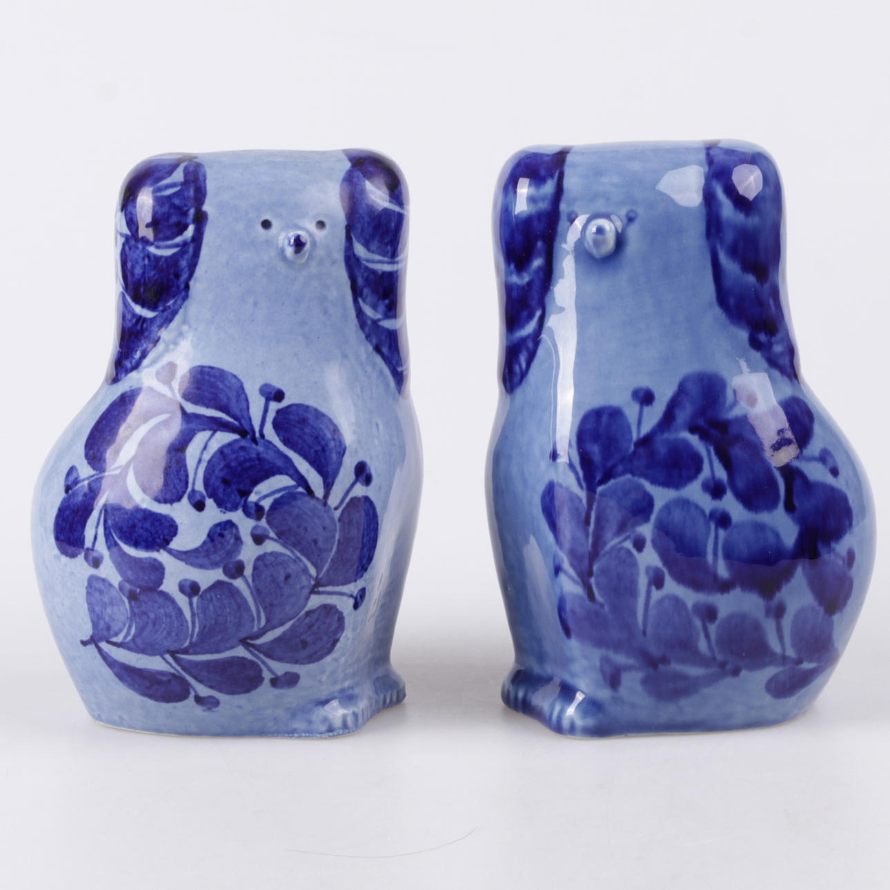 FIGURINER, ett par, stengods, "Pudlar" Lisa Larson, Gustavsberg, 1960-tal.