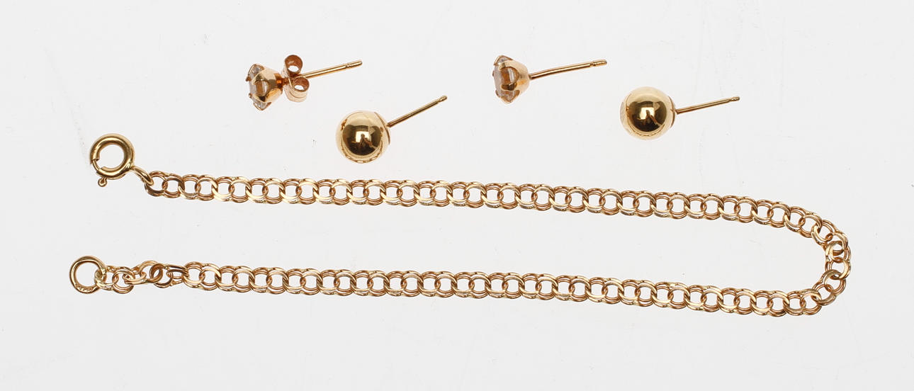 ÖRHÄNGEN samt ARMBAND, fem delar, 18k guld, vikt ca 3,2 gram.