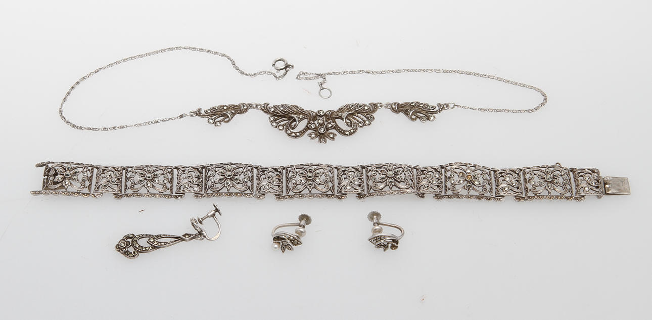 ARMBAND, HALSBAND samt ÖRHÄNGEN, 3 st, silver samt markasiter.