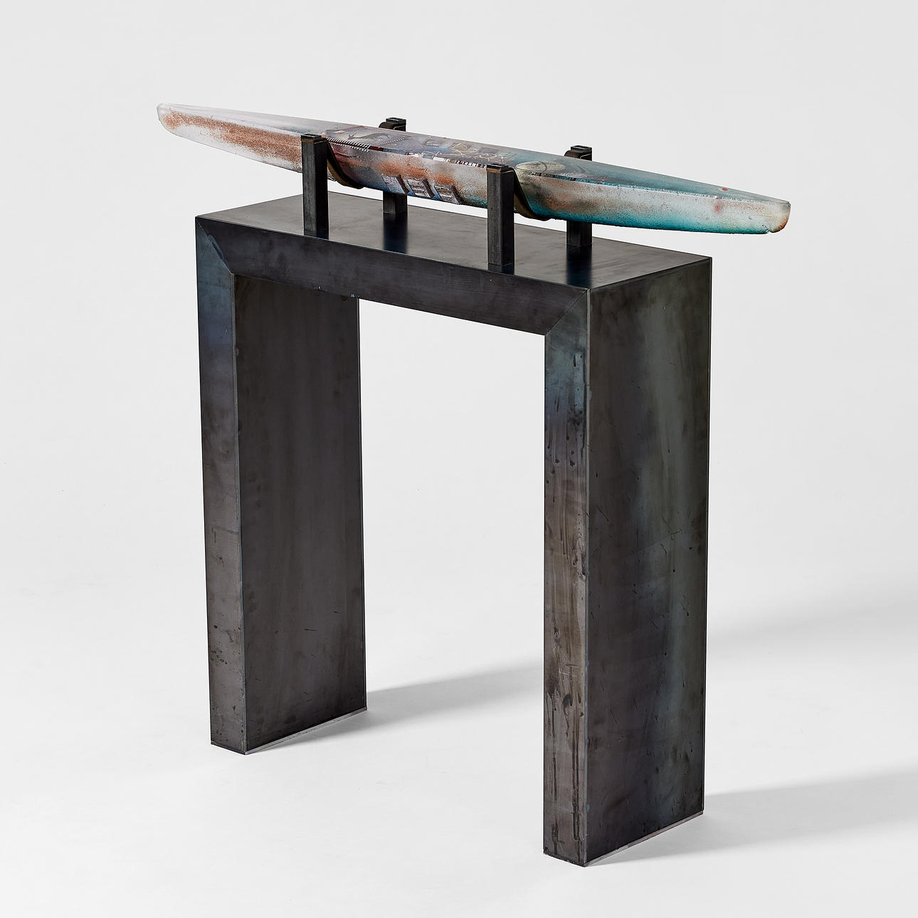 BERTIL VALLIEN. Skulptur, Kosta, i form av en båt på metallställning, sandgjuten med polykrom insmält dekor av figurer och objekt.