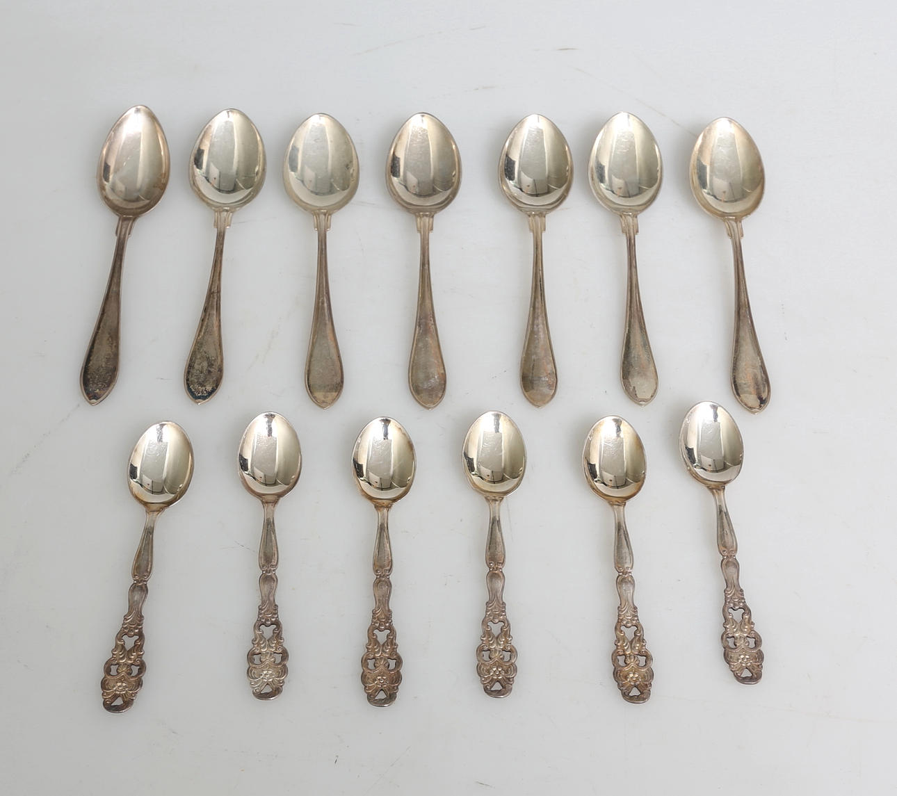 SILVERFÖREMÅL, 13 delar, teskedar och moccaskedar, 1900-tal.