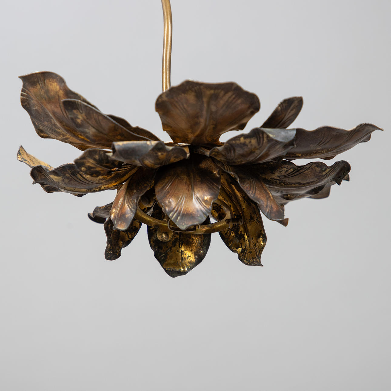 Kleine Deckenlampe in Form einer Blüte, wohl Frankreich, um 1900.
