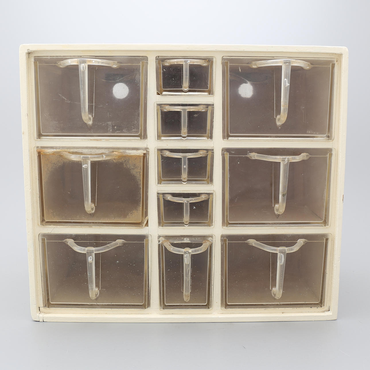 KRYDDHYLLA, trä och plast, "REDA-lyx", omkring 1900-talets mitt.