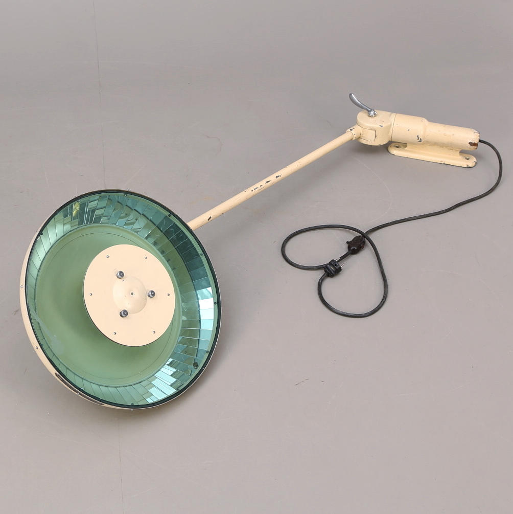 TANDLÄKARLAMPA, "Scialytique" BBT.Le, emaljerad metall, Frankrike, 1900-talets mitt.