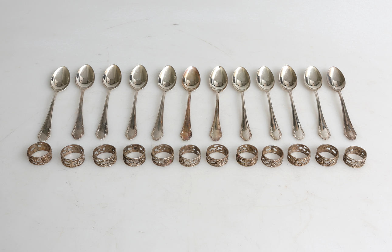 SILVERFÖREMÅL, 24 delar, kaffeskedar och ringar, 1900-tal.