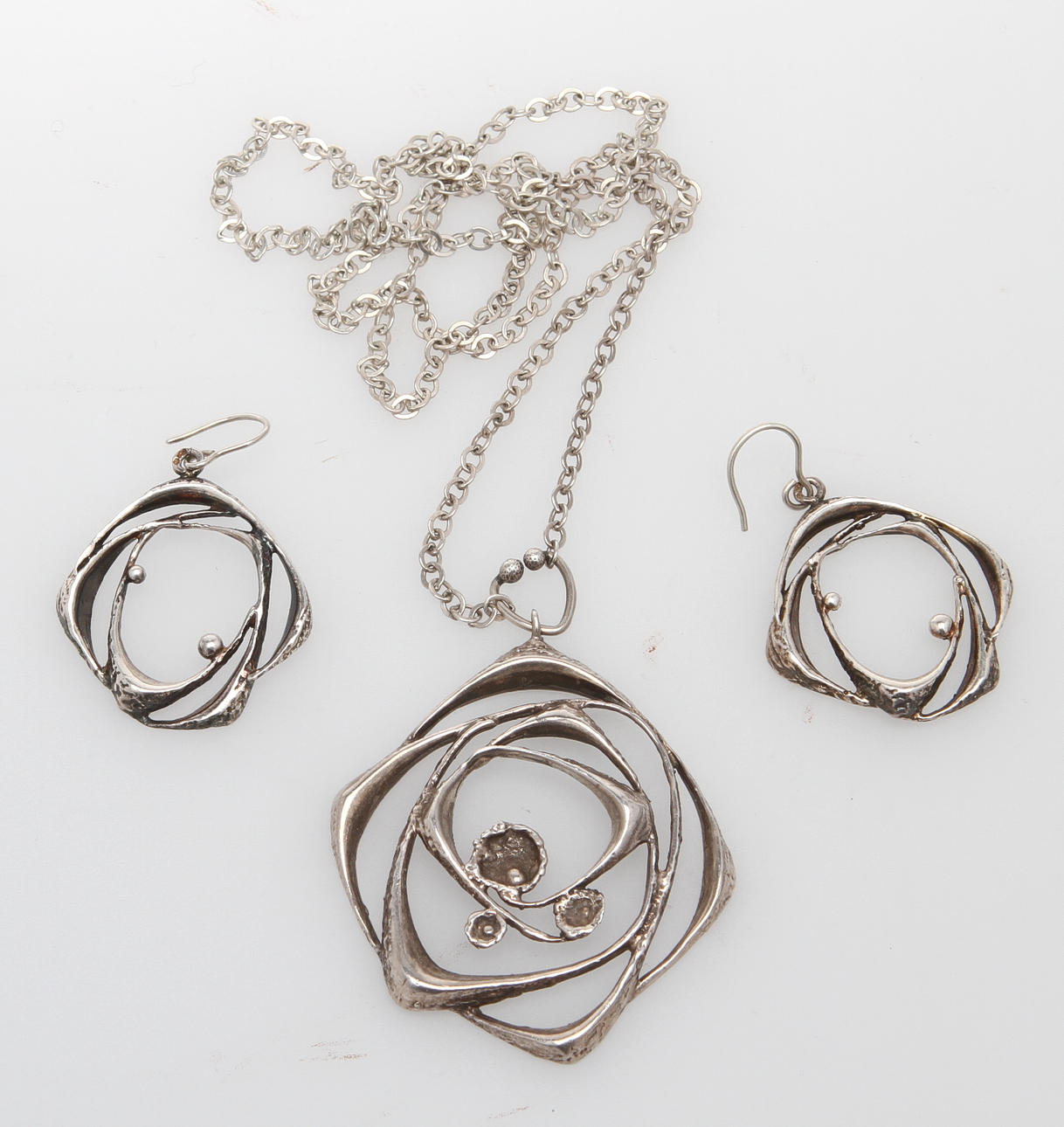 HALSBAND samt ÖRHÄNGEN, ett par, silver, Finland.