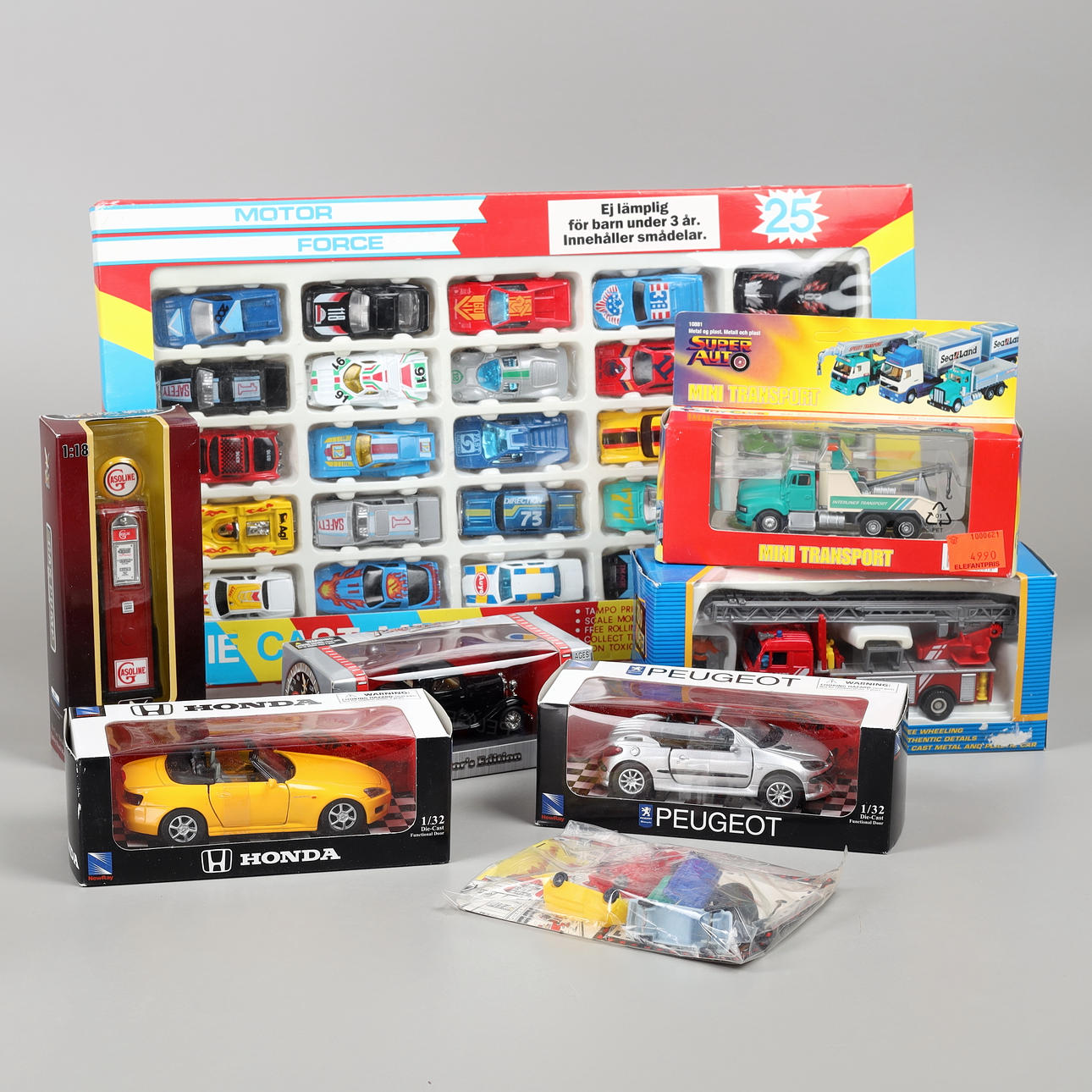 8 coches de juguete, década de 1900/2000.